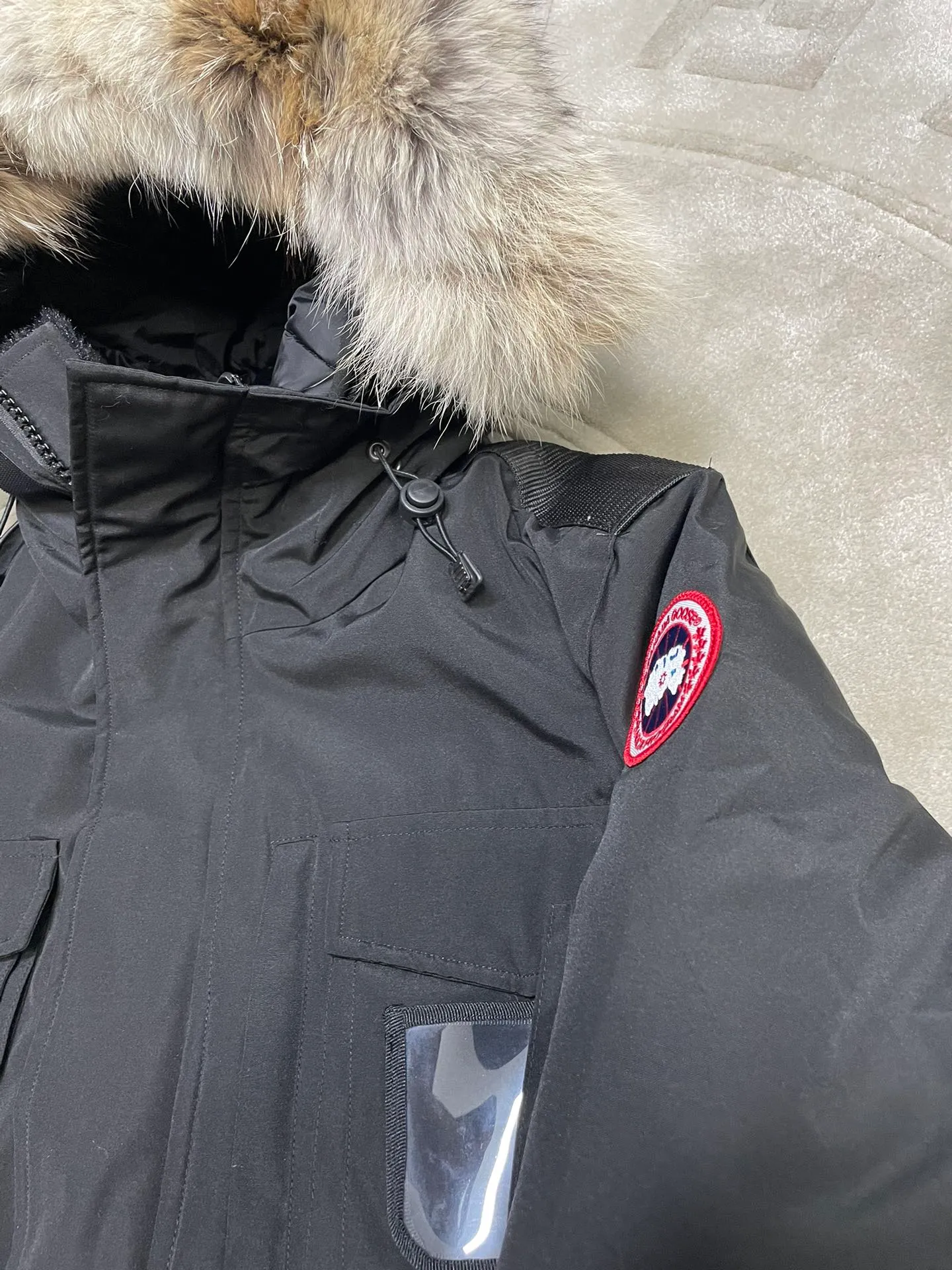 P1100 CANADA GOOES 🇨🇦ⒿⓅⓈManufacturing 10 models of snow curse men and women couples. Factory direct supply: supplying global purchasing agents, micro-business, entities, Tmall, high-end stalls and studio cooperation, free shipping! There are 10 types of Canada Goose Snow Mantra parkas for men and women, the Rolls-Royce of down jackets. ➖ Industry-leading anti-counterfeiting chip sensing. ➖ Imported Behringer embroidery machines and customized embroidery labels, the highest level and industry leading. ➖ Imported Korean 21-count polyester-cotton blended original fabric, TC85 waterproof coated fabric, water-repellent, windproof and wear-resistant. ➖ The new national standard 90 white duck down has an average down filling of 300 grams. The amount of down filling is industry-leading. ➖ 100% nylon lining with double double-layer sealing design to prevent velvet running, and seamless thread design on the cuffs! ➖ Yoshida YKK provides original factory-customized electroplated sliders. YKK two-way lockable zippers are tight and smooth and do not peel off paint. ➖ 3M composite Velcro is durable and the accessories and hardware are all custom-made. Note: Our copywriting is only simple and clear. Instead of bragging about the copywriting, it is better to compare and understand with samples. Only for the purest goose, the most dedicated, the most professional, the highest quality, the highest cost performance! SIZE:XS-XXL [with size chart]